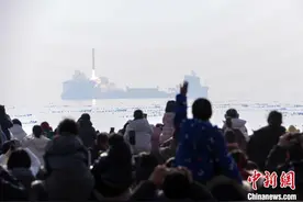 游客山东海阳见证海上火箭“新年首飞”图片