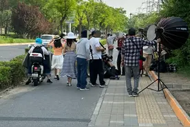 行人为拍奥森外千米蔷薇花墙上行车道，赏花别给交通“添堵”图片
