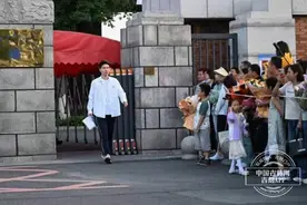 2024年吉林省高考省实验中学考点第一个走出考场的孩子说：我要怎么开心怎么来！图片