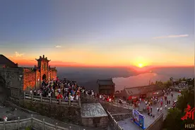 南岳迎暑期旅游客流高峰图片