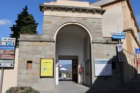 邱艺个展“不长草的山”在意大利罗马剧场开展图片