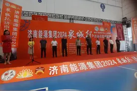 济南能源集团2024“泉城杯”济南市篮球联赛开幕，纪民尚为比赛跳球图片
