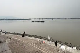 多对新人拍婚纱照遇涨潮差点被淹？事发地仍有人不断前来拍摄图片