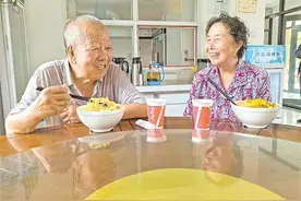 乡村老饭桌的喜和忧图片