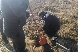 锦州一村民在自家地里挖出炮弹图片