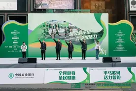 2025上海苏州河半马完赛，中国选手男子组夺冠图片