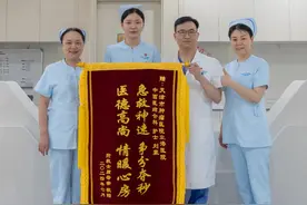 万米高空，她挺身而出救女童……图片
