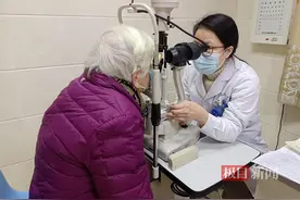 八旬婆婆为预防中风服用抗凝药，一个月后眼球出血了图片