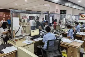 新春走基层｜案头摆满华侨的申请 他们加班补档案办户口图片