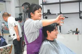 获点赞“听得懂话”！发型师那么多，为何晓华能火？图片