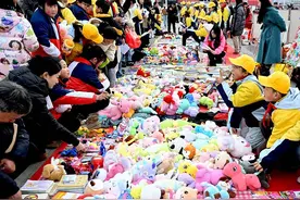 安徽亳州：小学生化身“销售员”义卖爱心物品图片
