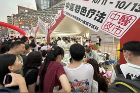艾灸机器人亮相广州白云区中医药文化夜市图片
