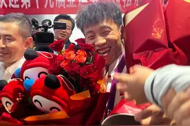 “赤脚少年”冲出亚洲图片