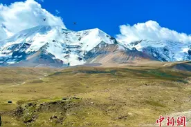 青海阿尼玛卿：圣洁雪山与蓝天白云“共舞”图片