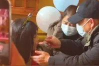如愿团圆跨越32年的拥抱丨女孩生日当天回邵东团圆，和父母互喂生日蛋糕图片
