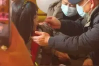 如愿团圆跨越32年的拥抱丨女孩生日当天回邵东团圆，和父母互喂生日蛋糕图片