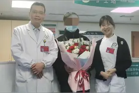 神经外科医生第一次主动送花，给病愈后辞职去西藏的“00后”图片