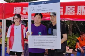 高校迎新季“趣事”不断：母女变校友、双胞胎姐妹也来了图片
