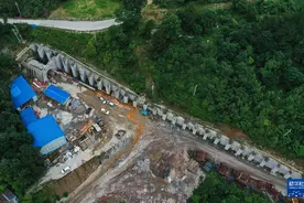 贵州瓮马铁路南北延伸线桃花坪隧道贯通图片