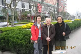 教阿尔茨海默病母亲学吞咽：一个女儿为母亲做出的“生死抗争”| 以爱为铭·道离别图片