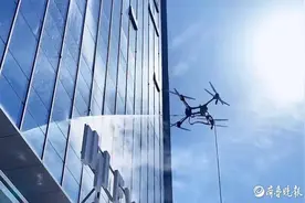 用无人机给摩天大楼“洗澡”！青岛低空经济应用场景“上新”图片