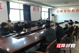 市关工委领导到新田县走访慰问贫困学生图片