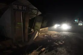 甘肃临夏：棉服棉被棉鞋紧缺！低温成救援最大困难，陕西已做好增援准备→图片