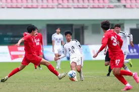 上海男足轻松晋级四强 男排占据小组头名女篮落败图片