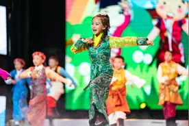 西藏举办首届中小学生艺术展演活动图片