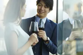 给同事发短信喊老婆、打办公电话表白……公司：性骚扰，解雇！员工：这是追爱！法院怎么判？图片