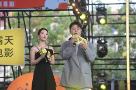 青岛里院喜剧节最大特色：“亲民与沉浸”，观众近距离感受喜剧嘉年华图片