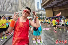 樱花季 越江湖｜小学老师首次跑汉马就完赛：重新认识了武汉图片