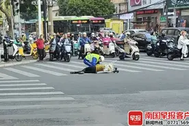 找到了！车流中护住晕厥女子的广西“马甲哥”，网友狂赞图片