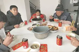 搬进新家吃团圆饭 特色“村晚”迎热闹年图片