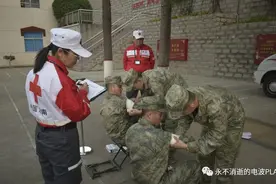 28名官兵拿到国际救护员证书图片