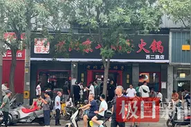 救人牺牲的北京餐馆老板店门口排起长队：有网友从救人地河北赶来，想在店里做义工图片