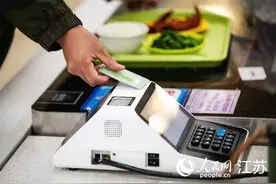 上了热搜的“暖心饭卡” 8年悄悄资助学生500余万元图片