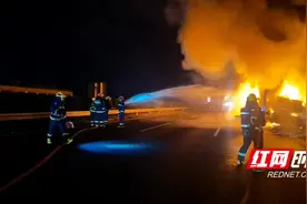 惊险！高速上货车变“火”车，幸好有他们图片