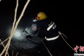湖北孝感：老人寒夜身陷河道淤泥 消防及时营救图片