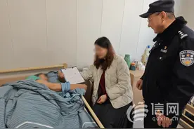 老人卧病在床身份证过期 市南公安暖心上门办理图片
