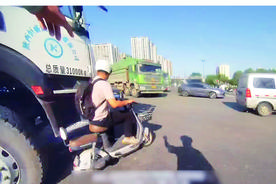电动车闯红灯驶入水泥罐车盲区 生死瞬间交警一把拉回图片