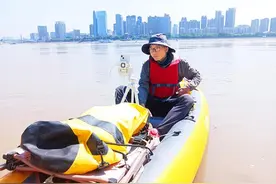 34岁武汉小伙，一人一艇漂流长江图片