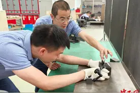 车间技能专家授业 钳工实训强技能图片