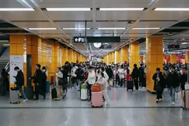 大年初一烟花汇演期间，大客流地铁站或采取“飞站”措施图片
