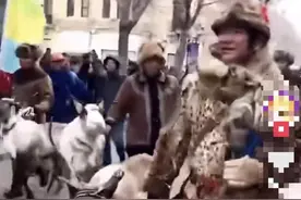 牵驯鹿出圈背后真实的鄂伦春族：上一个让他们出山的真是乾隆？头戴的是鹿角帽？图片