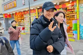 “汤唯搂住我合照！”很多杭州人激动偶遇：好美，好亲切！图片