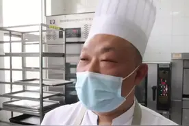 高校毕业生求食堂泡芙“秘方” 食堂大叔“倾囊相授”图片