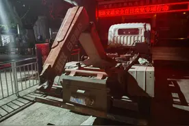 大曝光 | 成都交警依法查处一起非法运输建筑垃圾案图片