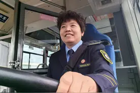 90后“公交妈妈”节日坚守岗位暖心服务乘客图片