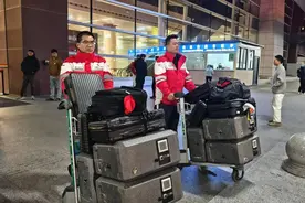 点亮救援和安置现场！浙江两名“飞手”携带10套照明无人机驰援震区图片